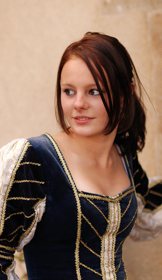 Dívka na nádvoří